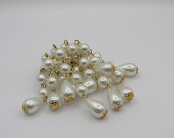 beautiful vintage old stock brooch with a cluster of hanging faux pearls, excellent condition, very elegant, statement piece, 7cm drop