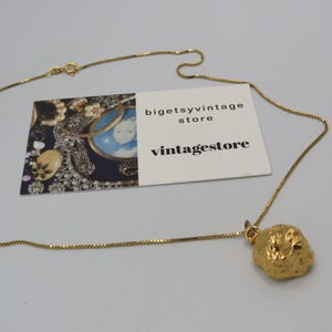 beautiful vintage gold tone chain with a lovely faux gold nugget pendant, beautiful unusual piece, excellent condition, 17-inch chain