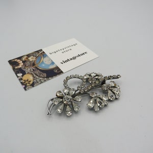 amazing MADE IN AUSTRIA signed stunning vintage silver tone floral brooch, beautiful sparkling clear rhinestones, lovely condition.......