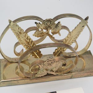 wunderschöner Vintage-Goldton-Briefständer, schöne Rosen- und Blattdetails, einige dunkle Flecken und Patina, die zum Charakter beiträgt ......
