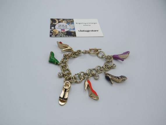 lovely vintage gold tone charm bracelet, 6 differ… - image 1