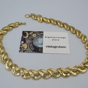 splendida collana con pannello color oro e chiusura pieghevole, design meraviglioso, molto chic, elegante, condizioni impeccabili, lunghezza 18 pollici