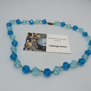 beautiful vintage beaded vibrant statement necklace, barrel clasp, lite weight acrylic beads, lovely condition, 21-inch in length