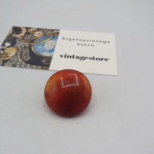 gorgeous vintage carnelian cabochon brooch, beautiful colour, gold tone fixtures, lovely condition, vintage jewellery, vintage brooch