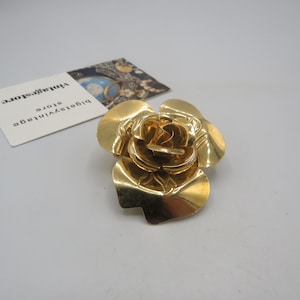 gorgeous vintage gold tone statement brooch in the form of 3D rose, beautiful detailing, wonderful condition, 5.8cm in diameter
