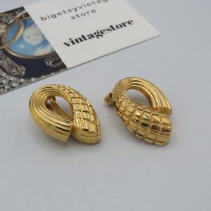 gorgeous vintage gold tone clip on statement earrings, chic, amazing condition, beautiful ribbed and checked design, 3cm length