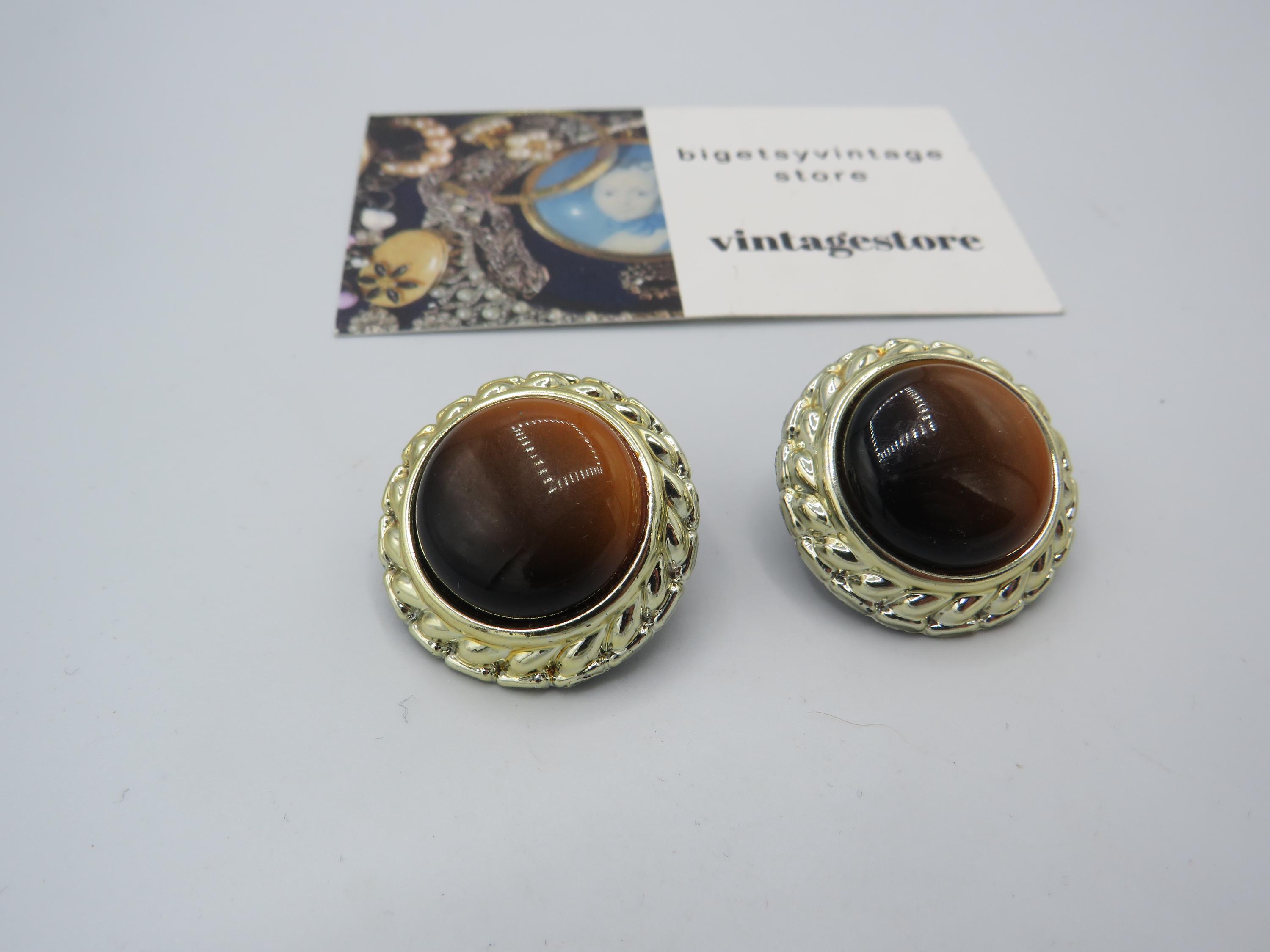 beautiful vintage retro gold tone clip on earrings, lite weight plastic material with a faux tigers eye acrylic cabochon......