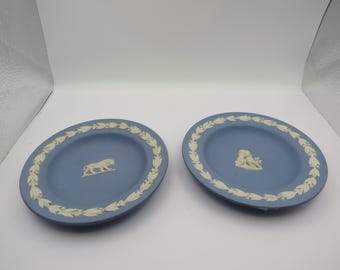 Lindo conjunto de dois pratinhos Wedgwood, com design e cores clássicas, em ótimo estado de conservação, 11 cm de diâmetro.