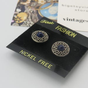 lindos brincos de plástico vintage leves em tom prateado, centro cabochão azul, estoque antigo, cartão original, sem níquel, 1,2 cm de diâmetro