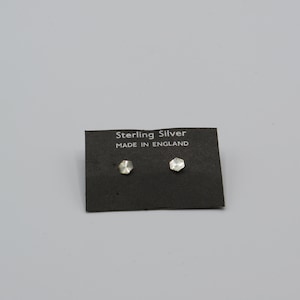 orecchini vintage in argento sterling sulla carta originale, orecchie forate sul retro, design esagonale