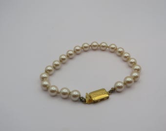amazing vintage Monet signed faux pearl bracelet with a signed gold tone box clasp, beautiful and elegant, lovely condition, 8-inch length