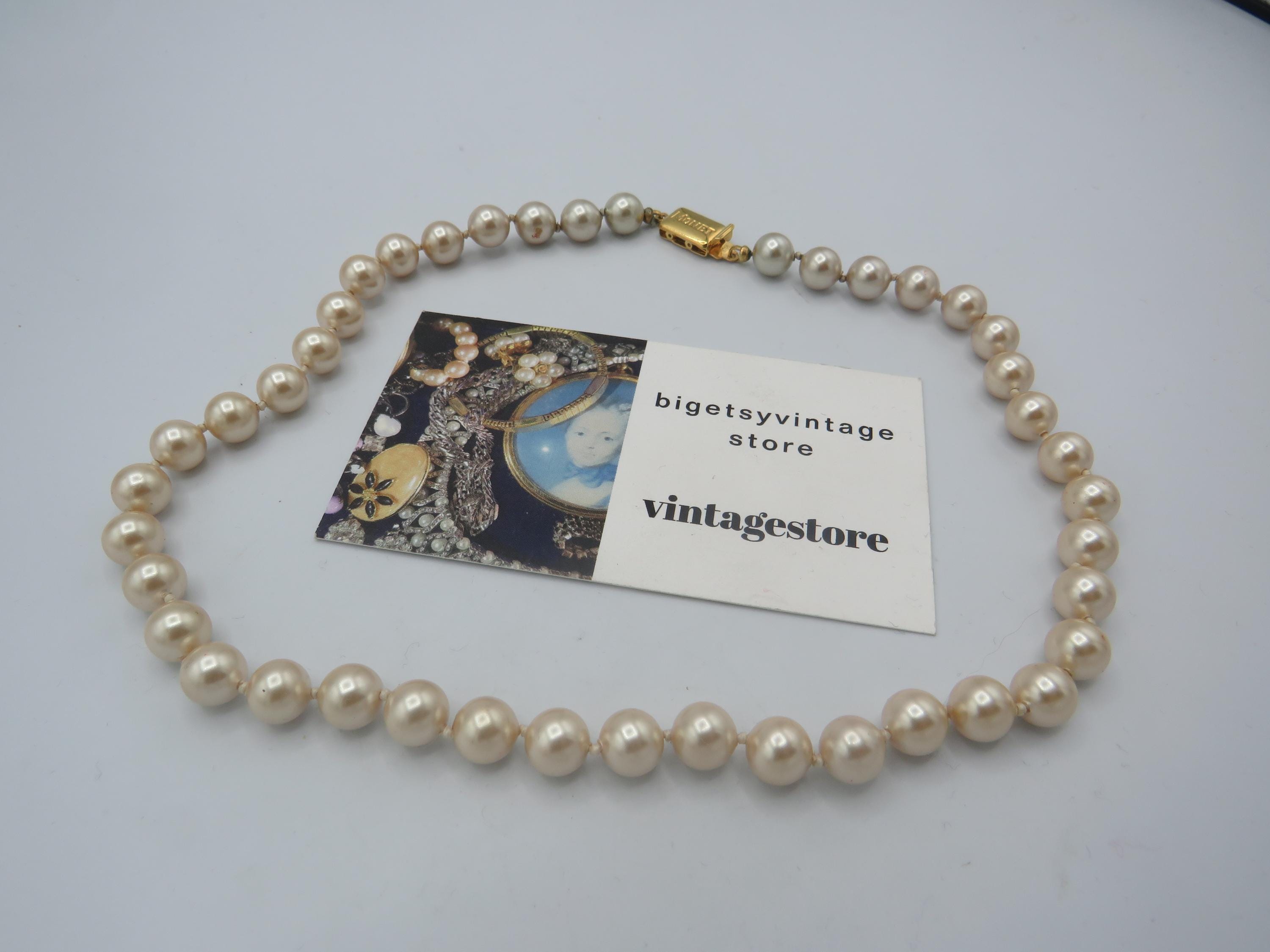 MONET SIGNED stunning vintage faux pearl necklace with a lovely MONET inscribed box clasp, lovely condition, very elegant, 16.5-inch length