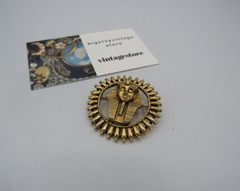 beautiful gold tone Egyptian revival brooch, lovely simple design, great condition, beautiful quailty, 4cm in diameter, statement brooch