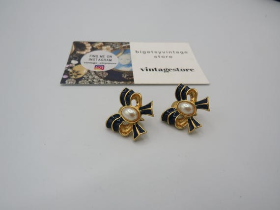 RICHELIEU SIGNED stunning vintage gold tone clip on earrings depicting a blue enamel bow detailed with a faux pearl cabochon.......