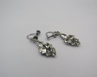 Lindos brincos pendentes vintage em tom prateado, com fecho de rosca, autênticos brincos de coquetel, em excelente estado de conservação, com 3 cm de comprimento.