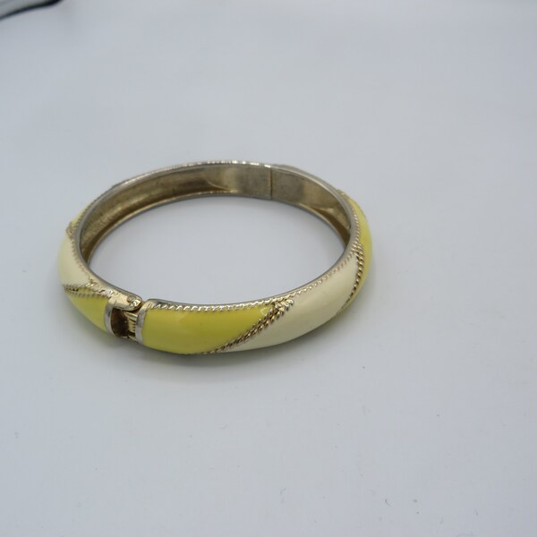 beautiful vintage gold tone hinged bangle, 7-inch wrist, yellow and white enamel detailing, in excellent condition, 6.3cm inside diameter