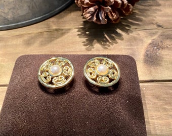 Stunning gold tone and faux pearl clip on earrings , vintage, vintage jewellery, vintage earrings, vintage gold tone