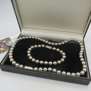 stunning vintage faux pearl necklace and bracelet set, grey faux pearls with silver tone clasps, wonderful condition, 7.5-inch bracelet.....
