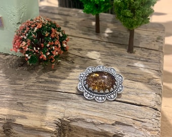 Vintage silver tone brooch woth a amber coloured center stone , vintage , vintage jewellery , vintage brooch