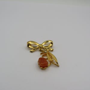 beautiful vintage gold tone brooch, bow design with a beautiful dangling stone and filigree detailing, beautiful condition, 3cm by 2.5cm
