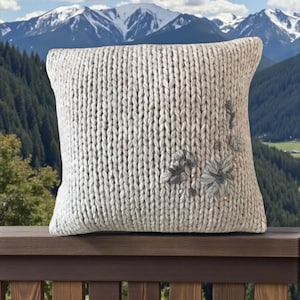 Poszewka na poduszkę z grubej dzianiny alpaki: ręcznie robiona, guziki z masy perłowej