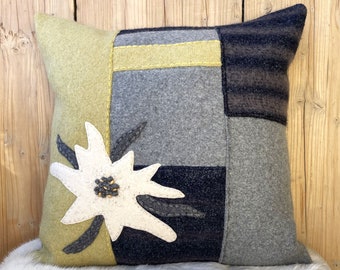Upcycled Alpine Edelweiß dekoratives Pulloverkissen, 45 x 45 cm Eco-Friendly handgemachte Wollkissen, bereit zum Versand Designer Weihnachtsgeschenk