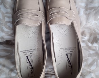 1 Pair Medicus Loafers Size UK 7 EU Beige Upper And Sock Lining Genuine leather (photos as part of item details)