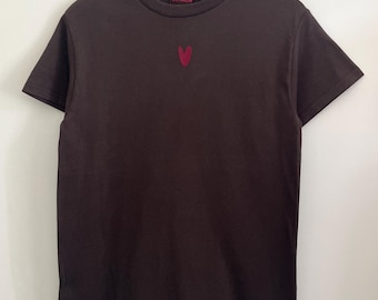 Embroidered heart t-shirt - Minimalist design - Customisable- hand made
