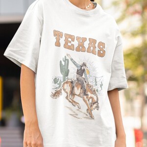 Western Graphic T-shirt Vintage inspired Western Clothing for woman Retro Western tee Cowgirl shirt vintage style horse Rodeo shirt Cowboy