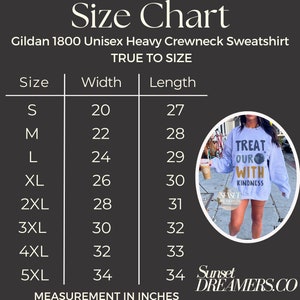 Puede incluir: Tabla de tallas para una sudadera con capucha de cuello redondo pesado unisex Gildan 1800. La tabla muestra el ancho y la longitud en pulgadas para las tallas S a 5XL. La tabla est&aacute; sobre un fondo negro con texto blanco. La imagen tambi&eacute;n muestra a una modelo usando una sudadera gris con el texto "Treat our world with kindness".