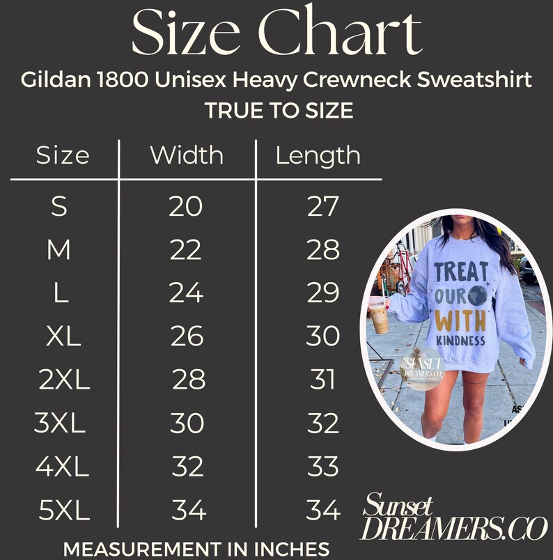 Puede incluir: Tabla de tallas para una sudadera con capucha de cuello redondo pesado unisex Gildan 1800. La tabla muestra el ancho y la longitud en pulgadas para las tallas S a 5XL. La tabla est&aacute; sobre un fondo negro con texto blanco. La imagen tambi&eacute;n muestra a una modelo usando una sudadera gris con el texto "Treat our world with kindness".