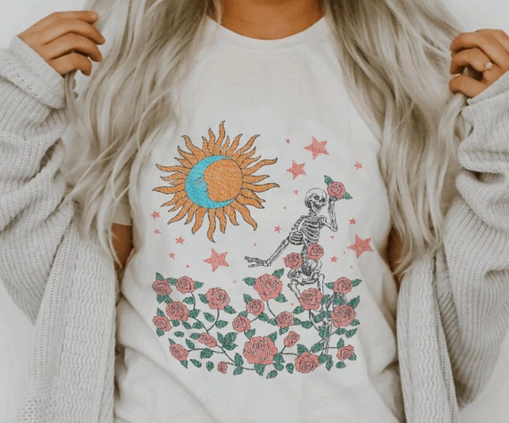Camiseta mistica de nino indie con esqueleto bailando ropa indie ropa indie ropa alternativa camiseta estetica ropa alternativa ropa de moda 2021 esqueleto Etsy Espana