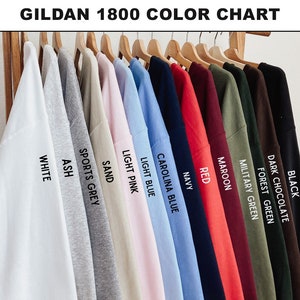 Puede incluir: Carta de colores para sudaderas Gildan 1800, que muestra 12 colores diferentes: blanco, ceniza, gris deportivo, arena, rosa claro, azul claro, azul Carolina, azul marino, rojo, granate, verde militar, verde bosque y chocolate oscuro.