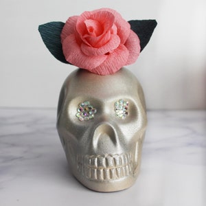 Jour de la main d'argent mort Crâne peint /Da de los Muertos Peint à la main Crâne d'argent Céramique/Fleurs de papier crépus