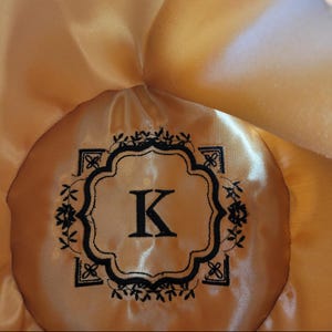 Forro de satén para sombrero de novia estilo western con monograma y apellido (Hv271)