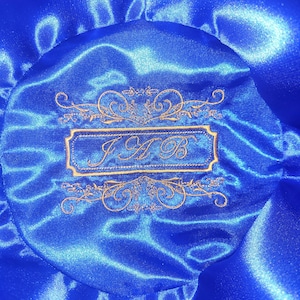 Satijnen hoedenvoering met monogram en edwardiaanse letters (HV262)