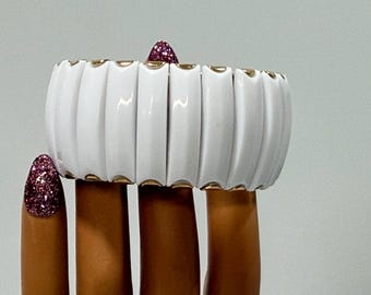 Pulsera extensible vintage de lucita blanca estilo boho mod de los años 60-70, brazalete de Hong Kong de 7 pulgadas.