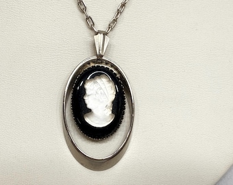 Vintage Silver Tone Black White Glass Oval Cameo Necklace Pendant 24in Cable Chain