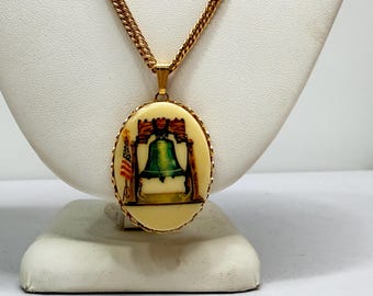 Vintage Necklace Pendant Liberty Bell BiCentennial Oval Gold Tone 24" chain 1970s