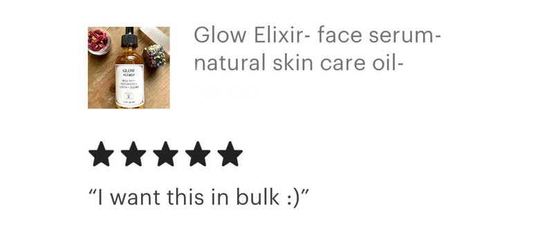Peut inclure: Une bouteille en verre de s&eacute;rum pour le visage &eacute;tiquet&eacute;e "Glow Elixir" avec une &eacute;tiquette blanche et des lettres dor&eacute;es. La bouteille est pos&eacute;e sur une surface avec d'autres objets, dont un petit bol de p&eacute;tales de rose s&eacute;ch&eacute;s et un cristal. Le texte "I want this in bulk :)" est sous l'image.
