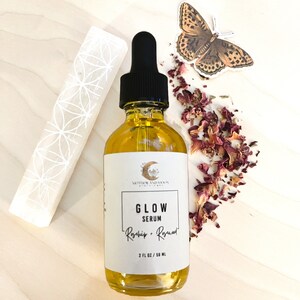 Peut inclure: Une bouteille en verre de s&eacute;rum &eacute;clat &agrave; la rose musqu&eacute;e et au romarin avec un bouchon compte-gouttes noir. La bouteille est &eacute;tiquet&eacute;e "Glow Serum Rosehip - Rosemary 2 FL OZ / 59 ML".