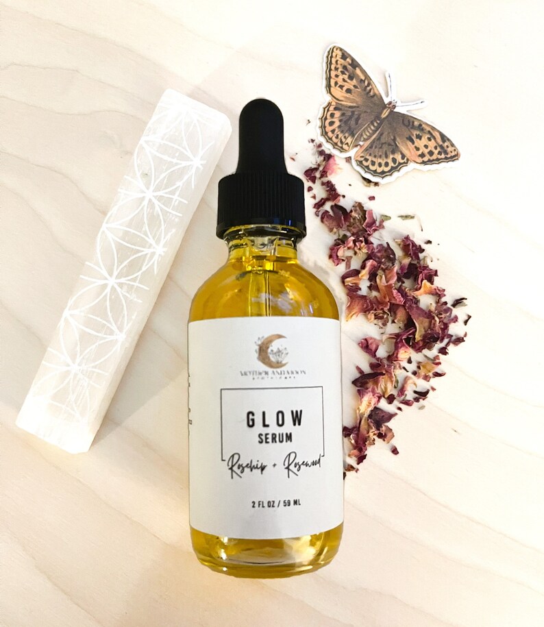 Peut inclure: Une bouteille en verre de s&eacute;rum &eacute;clat &agrave; la rose musqu&eacute;e et au romarin avec un bouchon compte-gouttes noir. La bouteille est &eacute;tiquet&eacute;e "Glow Serum Rosehip - Rosemary 2 FL OZ / 59 ML".