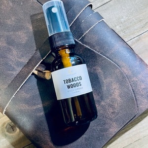 Men&#39;s Cologne Body Spray, Smoky Fragrance for Men + Women, Tobacco Woods