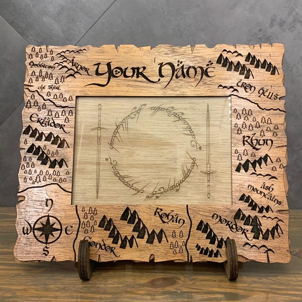 Marco de fotos de madera personalizado inspirado en El Señor de los Anillos - Marcos rústicos de madera de El Hobbit - Marcos rústicos - Decoración rústica - Decoración de pared
