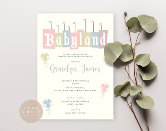 Puede incluir: Una invitación de baby shower rosa, azul y amarilla con el texto "Babyland" en una fuente caprichosa. La invitación es para Gracelyn James e incluye la fecha, la hora y el lugar del evento. También incluye una solicitud de RSVP antes de una fecha determinada y un sitio web para el registro.