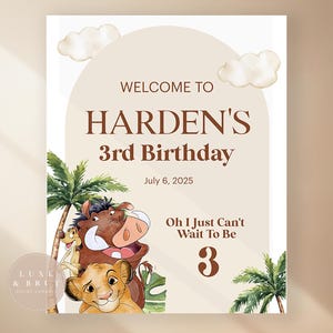Può includere: Un cartello di compleanno personalizzato con la scritta "WELCOME TO HARDEN'S 3rd Birthday July 6, 2025". Il cartello presenta illustrazioni di personaggi de Il Re Leone, palme e nuvole. È inclusa anche la frase "Oh I Just Can't Wait To Be 3".