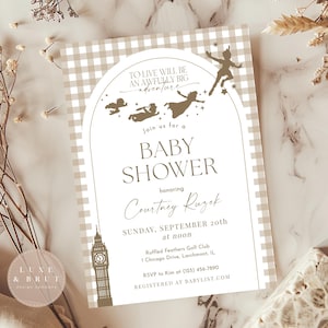 Puede incluir: Una invitaci&oacute;n a una baby shower beige y blanca a cuadros vichy con una silueta dorada de Peter Pan y los ni&ntilde;os Darling volando. El texto dice "Vivir ser&aacute; una gran aventura. &Uacute;nase a nosotros para una baby shower en honor a Courtney Luzek. Domingo, 20 de septiembre al mediod&iacute;a. Ruffled Feathers Golf Club, 1 Chicago Drive, Larchmont, IL. RSVP a Kim al (125) 456-7890. Registrado en Babylist.com"
