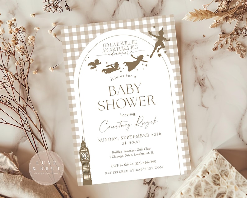 Puede incluir: Una invitaci&oacute;n a una baby shower beige y blanca a cuadros vichy con una silueta dorada de Peter Pan y los ni&ntilde;os Darling volando. El texto dice "Vivir ser&aacute; una gran aventura. &Uacute;nase a nosotros para una baby shower en honor a Courtney Luzek. Domingo, 20 de septiembre al mediod&iacute;a. Ruffled Feathers Golf Club, 1 Chicago Drive, Larchmont, IL. RSVP a Kim al (125) 456-7890. Registrado en Babylist.com"