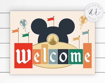 Puede incluir: Un cartel de bienvenida de estilo vintage con orejas de Mickey Mouse y una silueta de castillo. El cartel está formado por bloques de colores con la palabra "Bienvenido" en letras blancas.