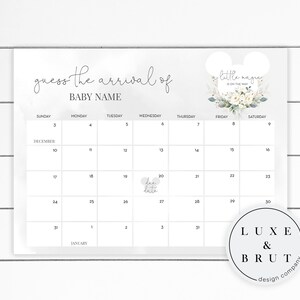 Pode incluir: Um calendário com o texto "adivinhe a chegada de BABY NAME". O calendário inclui datas de dezembro e janeiro. Uma forma de cabeça do Mickey Mouse com o texto "a little magic IS ON THE WAY" e detalhes florais está no canto superior direito.